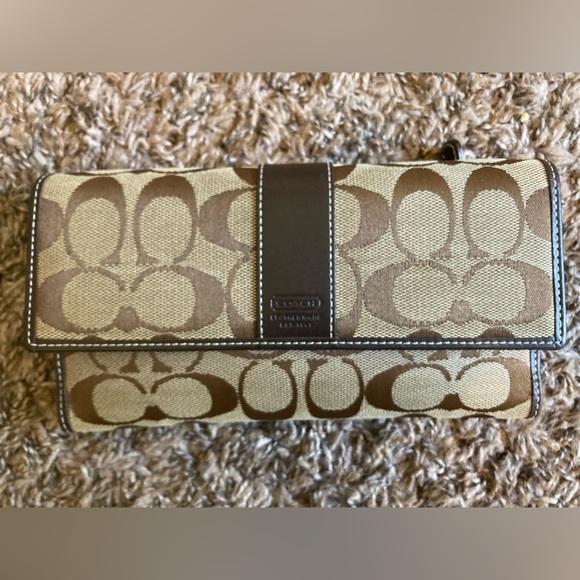 Coach Wallet LIKE NEW - Picture 1 of 5